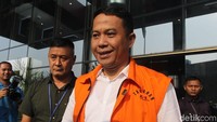Tubagus Iman Ariyadi diperiksa penyidik KPK sebagai tersangka setelah dirinya ditangkap terkatit Operasi Tangkap Tangan (OTT) KPK dalam kasus suap pengurusan perizinan pembangunan mall di Cilegon.