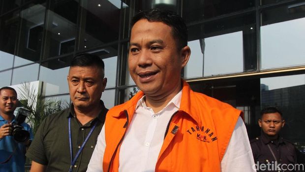Tubagus Iman Ariyadi yang baru saja keluar setelah pemeriksaan KPK.