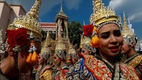 Para penari tradisional yang akan membawa Mendiang Raja Bhumibol Adulyadej, sedang berdiri di samping Great Victory Royal Chariot. Reuters/Athit Perawongmetha.