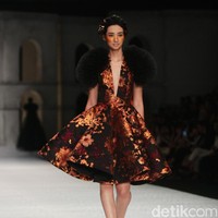 Fashion show Sebasian Gunawan di koleksi terbarunya yang bertajuk Whisper/Roar yang digelar di Ballroom Hotel Ritz Calton, Pasific Place, Jakarta Selatan. Selasa [10/10/2017]. [Foto: Mohammad Abduh/Wolipop]