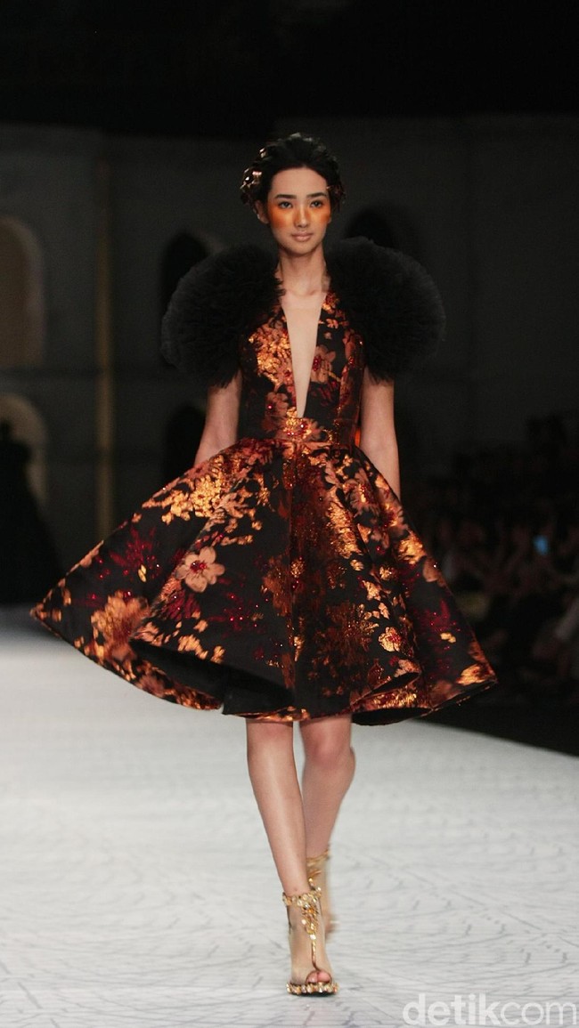 Fashion show Sebasian Gunawan di koleksi terbarunya yang bertajuk Whisper/Roar yang digelar di Ballroom Hotel Ritz Calton, Pasific Place, Jakarta Selatan. Selasa [10/10/2017]. [Foto: Mohammad Abduh/Wolipop]