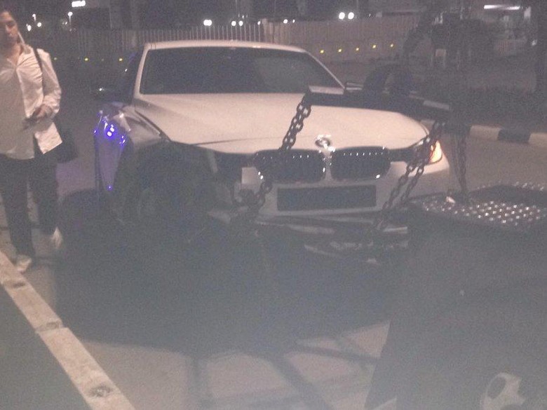 BMW Tabrak Separator Busway Tadi Pagi, Bodi Depan Ringsek BMW Tabrak Separator Busway Tadi Pagi, Bodi Depan Ringsek