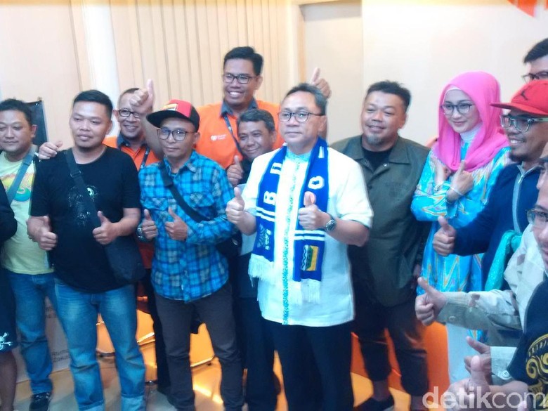 Zulkifli Hasan Acungi Jempol Aksi Bobotoh untuk Rohingya Zulkifli Hasan Acungi Jempol Aksi Bobotoh untuk Rohingya