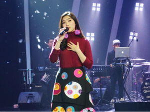 Pakai Turtleneck hingga Hoodie, Stylish-nya Isyana Saat Konser