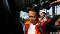 Wali Kota (nonaktif) Cilegon Tubagus Iman Ariyadi usai menjalani pemeriksaan di gedung KPK, Jakarta, Rabu (11/10/2017).