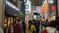 Kota Osaka di Jepang juga menarik buat destinasi wisata belanja. Dari toko-toko sneakers, fashion, belum lagi barang-barang lucu lainnya. (Wahyu Setyo/detikcom)