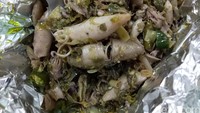 Ayam Jerit punya artis Titi Kamal terkenal dengan ayam pedas. Tapi di sini ada juga cumi cabe ijo. Cumi asin dimasak bersama cabai rawit hijau yang pedas.