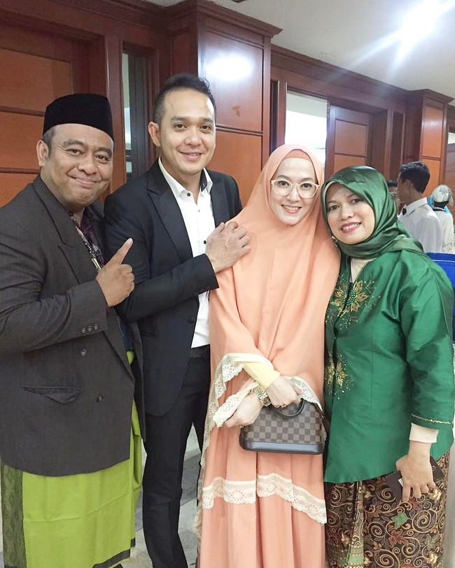 Kali ini istri Fadlan Muhammad itu berpose bareng suami ketika pergi kondangan. Lyra Virna memakai setelan model hijab syari berpalet dasar peach. Tambahan renda sebagai detail memberikan aksentuasi yang manis. Foto: Dok. Instagram @lyravirna
