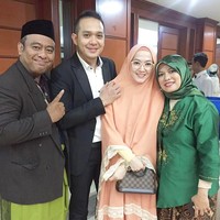 Kali ini istri Fadlan Muhammad itu berpose bareng suami ketika pergi kondangan. Lyra Virna memakai setelan model hijab syari berpalet dasar peach. Tambahan renda sebagai detail memberikan aksentuasi yang manis. Foto: Dok. Instagram @lyravirna
