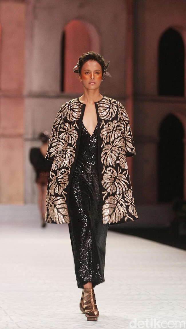 Fashion show Sebasian Gunawan di koleksi terbarunya yang bertajuk Whisper/Roar yang digelar di Ballroom Hotel Ritz Calton, Pasific Place, Jakarta Selatan. Selasa [10/10/2017]. [Foto: Mohammad Abduh/Wolipop]