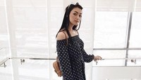 Selain itu ia kerap memakai terusan sabrina hitam. (Dok. Instagram/citraciki)