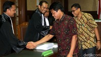 Eks Irjen Kemendes PDTT Sugito dan mantan Kepala Bagian Tata Usaha dan Keuangan Inspektorat Kemendes Jarot Budi Prabowo menyalami jaksa.