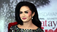 Detail makeup dan pulasan lipstik merah yang digunakannya saat itu. Pool/Noel/detikFoto.