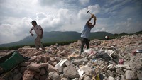 Seorang pria mencari barang-barang yang masih bisa diselamatkan, di pinggiran dari Jojutla de Juarez, Meksiko, 29 September 2017. (REUTERS/Edgard Garrido)