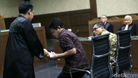 Eks Irjen Kemendes PDTT Sugito menerima berkas tuntuan dari jaksa.