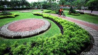 Di taman ini belum ada fasilitas seperti toilet, lampu penerangan, alat olahraga dan permainan untuk anak.