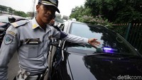 Operasi tersebut berhasil menindak mobil dinas milik pemerintah yang menggunakan rotator tanpa pengawalan serta mobil swasta yang menggunakan rotator tidak semestinya.