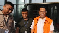 Tubagus Iman Ariyadi hanya melemparkan senyum usai menjalani pemeriksaan di KPK.