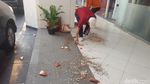 Batu, Kaca, Pecahan Pot Sisa Penyerangan Berserakan di Kemendagri