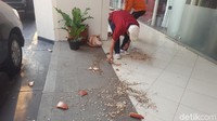 Pecahan pot tanaman tersebar di lantai. Foto: Kemendagri diserang (Zunita-detikcom)