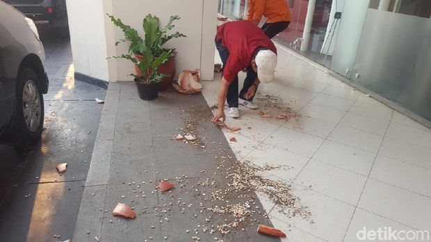  Kantor Kemendagri diserang massa pendukung calon bupati Tolikara yang kalah.