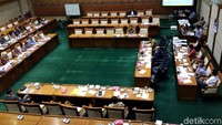 Padahal, dalam absensi rapat tercantum 22 tanda tangan anggota dari total 49 anggota Komisi VI DPR RI. Tetapi kemudian menghilang dan tidak hadir dalam rapat. Sylke Febrina Laucereno/detikFinance.