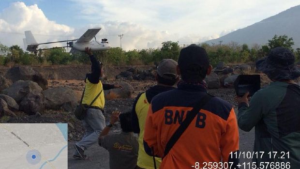 Petugas mengarahkan drone untuk memantau kondisi Gunung Agung