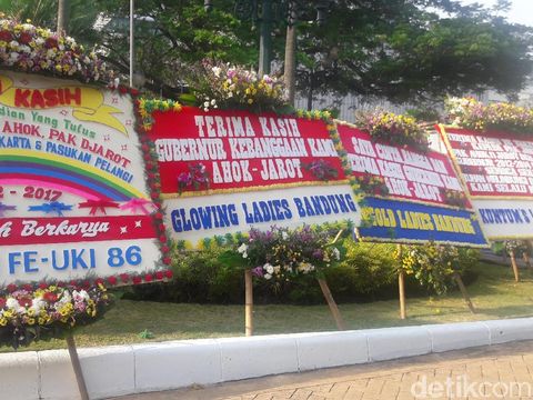 Karangan bunga untuk Jokowi-Ahok-Djarot di Balai Kota DKI