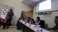 Hadir dalam rilis survei tersebut, politisi Partai Demokrat Roy Suryo, politisi PDIP Puti Guntur Soekarno, dan politisi Partai Gerinda Nizar Zahro.