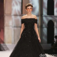 Fashion show Sebasian Gunawan di koleksi terbarunya yang bertajuk Whisper/Roar yang digelar di Ballroom Hotel Ritz Calton, Pasific Place, Jakarta Selatan. Selasa [10/10/2017]. [Foto: Mohammad Abduh/Wolipop]