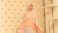 Upaya mediasi sengketa umrah antara artis Lyra Virna dan Lasty, selaku pemilik ADA Tour and Travel, berakhir buntu. Penyidik Subdit Cyber Crime Ditreskrimsus Polda Metro Jaya pun menetapkan artis Lyra Vrna sebagai tersangka kasus dugaan pencemaran nama baik dalam UU ITE. (Foto: Dok. Instagram @lyravirna)