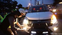 Lampu rotator hanya diperbolehkan bagi kendaraan dinas tertentu. Aturan mengenai lampu rotator sudah tertuang dalam Pasal 59 Undang-Undang No 22 tahun 2009 tentang Lalu Lintas dan Angkutan Jalan.