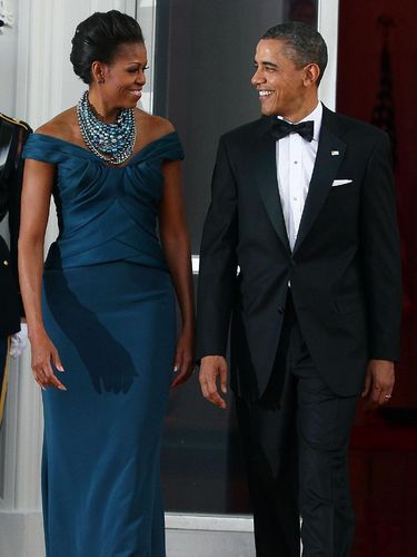 Michelle Obama mengenakan gaun Marchesa.