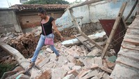 Peregrina, 26 tahun, warga asli Zapotec yang merupakan perempuan transgender atau dikenal sebagi Muxe, berjalan-jalan di atas puing reruntuhan rumahnya sendiri. Rumahnya hancur akibat Gempa yang mengguncang kawasan pantai selatan Meksiko, yakni di Juchitan, pada 10 September 2017 lampau (REUTERS/Edgard Garrido)