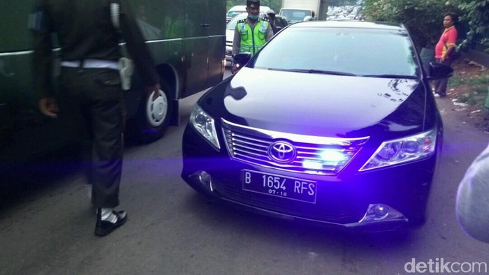 Polisi Tilang Mobil Berpelat RFS (Kim-detikcom)