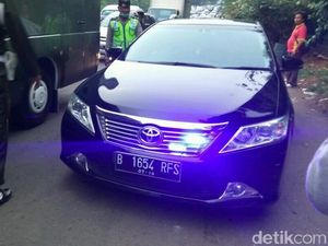 Sama-sama Haram Pakai Rotator-Sirine, Ini Beda Pelat RF Pejabat dan Warga Sipil