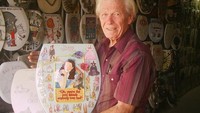 Sampai akhirnya memdia lokal menyoroti hobinya, dan semenjak itu orang-orang ramai mendatangi rumahnya. Bahkan ada pengunjung yang membawa tutupan toilet untuk didekorasi oleh Smith (Barney Smiths Toilet Seat Art Museum/Facebook)