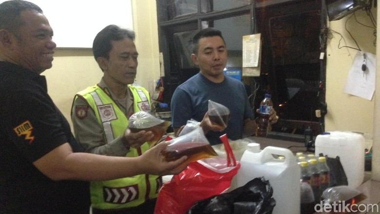 Pesta Miras Oplosan Pakai Jengkol, 4 Orang Tewas di Cipayung Pesta Miras Oplosan Pakai Jengkol, 4 Orang Tewas di Cipayung