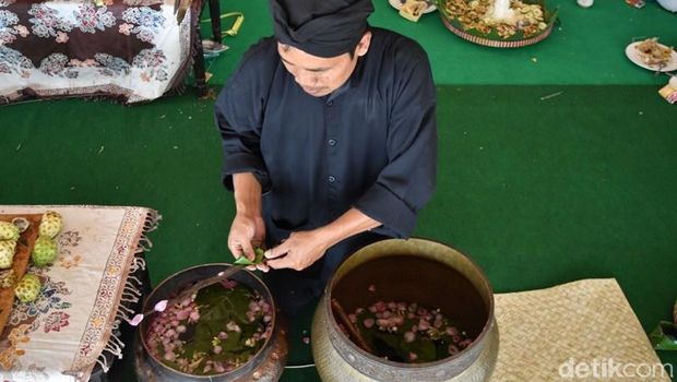 Prosesi jamasan pusaka peninggalan Ki Ageng Pandanaran di Semarang.