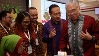 Enggartiasto mendapat penjelasan dari Direktur Independen PT HM Sampoerna Tbk Yos Adiguna Ginting. (Dok Sampoerna).