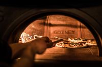 Proses pemasakan pizza.