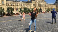 Dia pun suka jalan-jalan di dalam negerinya sendiri, Rusia. Ini gayanya saat mampir ke kawasan Red Square di Moskow (Instagram/@kostyuninaa)