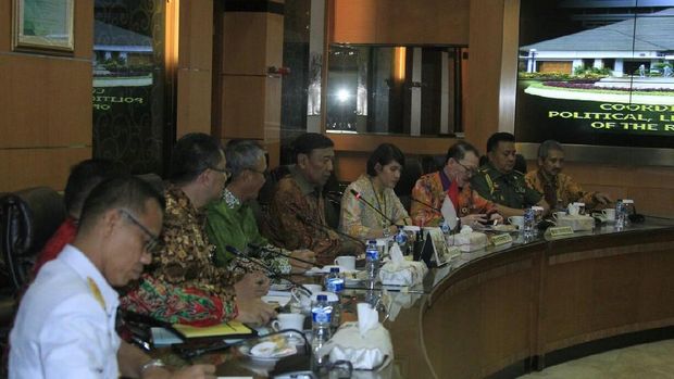 Selain isu keamanan, Wiranto juga mengatakan, pemerintahan Vietnam berkeinginan untuk melihat produksi Indonesia apa saja yang bisa digunakan oleh Vietnam