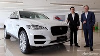 Chief Operating Officer PT. Wahana Auto Ekamarga Roland Staehler bersama Sales & Product Planning Tommy Handoko memperkenalkan Jaguar F-Pace 2.0 di Jakarta. Mobil Jaguar disegmen SUV ini merupakan model yang paling laris di Eropa.