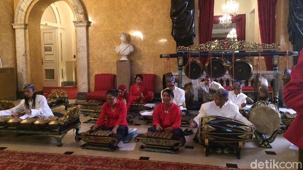 Disambut gamelan/