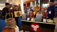 Pengunjung melihat proses pembuatan rokok. (Dok Sampoerna).
