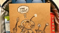 Saat ia masih sekolah, ibunya selalu menyelipkan kertas berisi pesan di kotak makannya. Tradisi itu ingin ia lanjutkan pada anak-anaknya. Seperti membuat gambar alien ini.