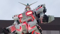 Pada jam-jam tertentu di siang hingga sore hari, wisatawan bisa melihat Gundam menyala dan bertransformasi (hmtsutomu/Instagram)