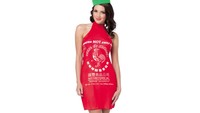 Saus pedas populer, Sriracha jadi inspirasi gaun. Warnanya merah dengan logo ayam di tengahnya. Tak ketinggalan, tutup botol Sriracha yang diwujudkan dalam topi warna hijau.Foto: Istimewa