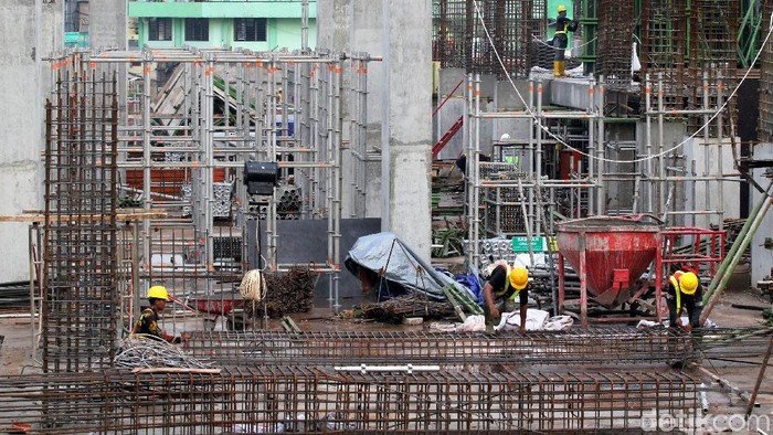 Pekerja menyelesaikan proyek pembangunan Rumah Susun Sewa (Rusunawa) Tingkat Tinggi Pasar Rumput di Jakarta, Kamis (11/10/2017). Pembangunan Rusun Pasar Rumput yang memiliki 1.984 unit rusun dengan luas 36 meter persegi serta tinggi 25 lantai itu akan terintegrasi dengan moda transportasi dan pasar yang diharapkan bisa membantu warga untuk menekan biaya hidup terutama untuk hunian, transportasi, pendidikan, kesehatan, dan bahan pangan. Pembangunan rusun tersebut ditargetkan selesai pada Desember 2018. Grandyos Zafna/detikcom